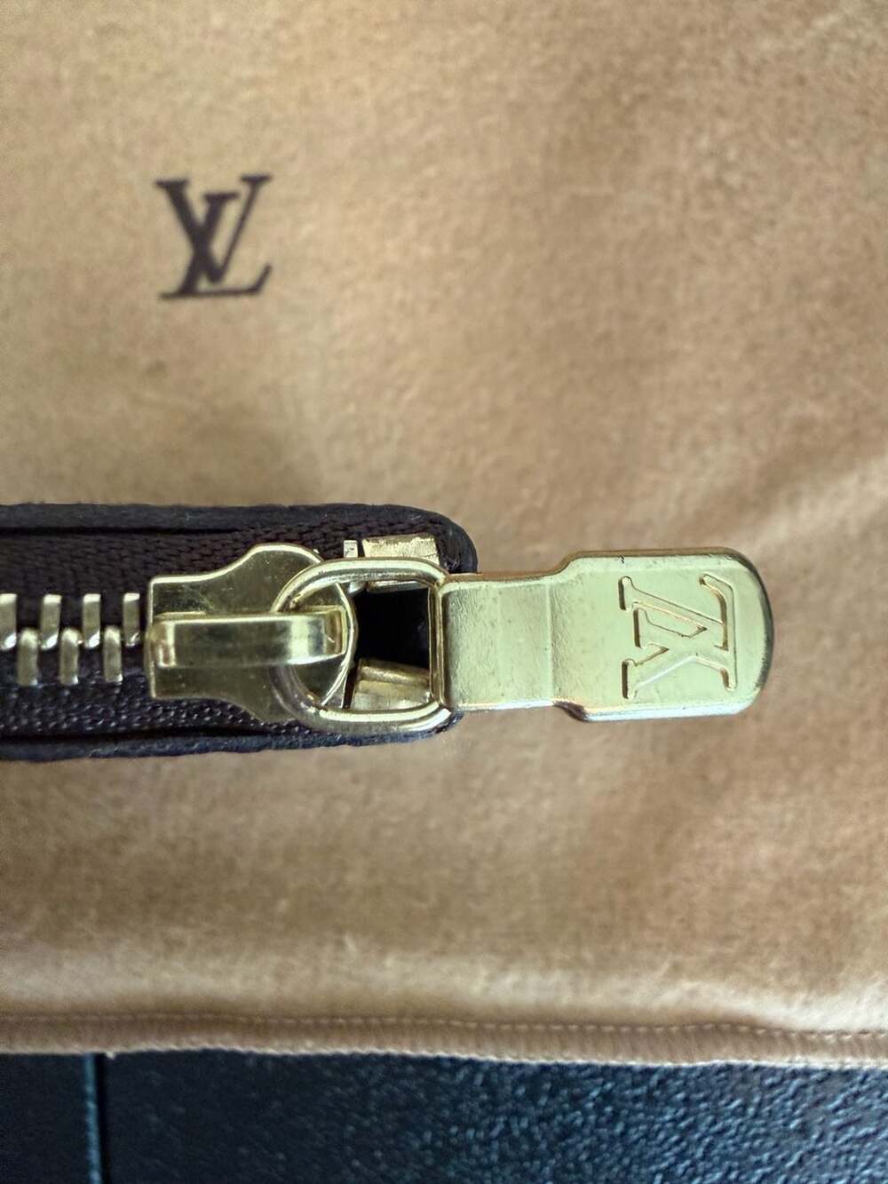 Louis Vuitton Monogram Canvas Key Pouch Cles with dust cover and box - Picture 16 of 16